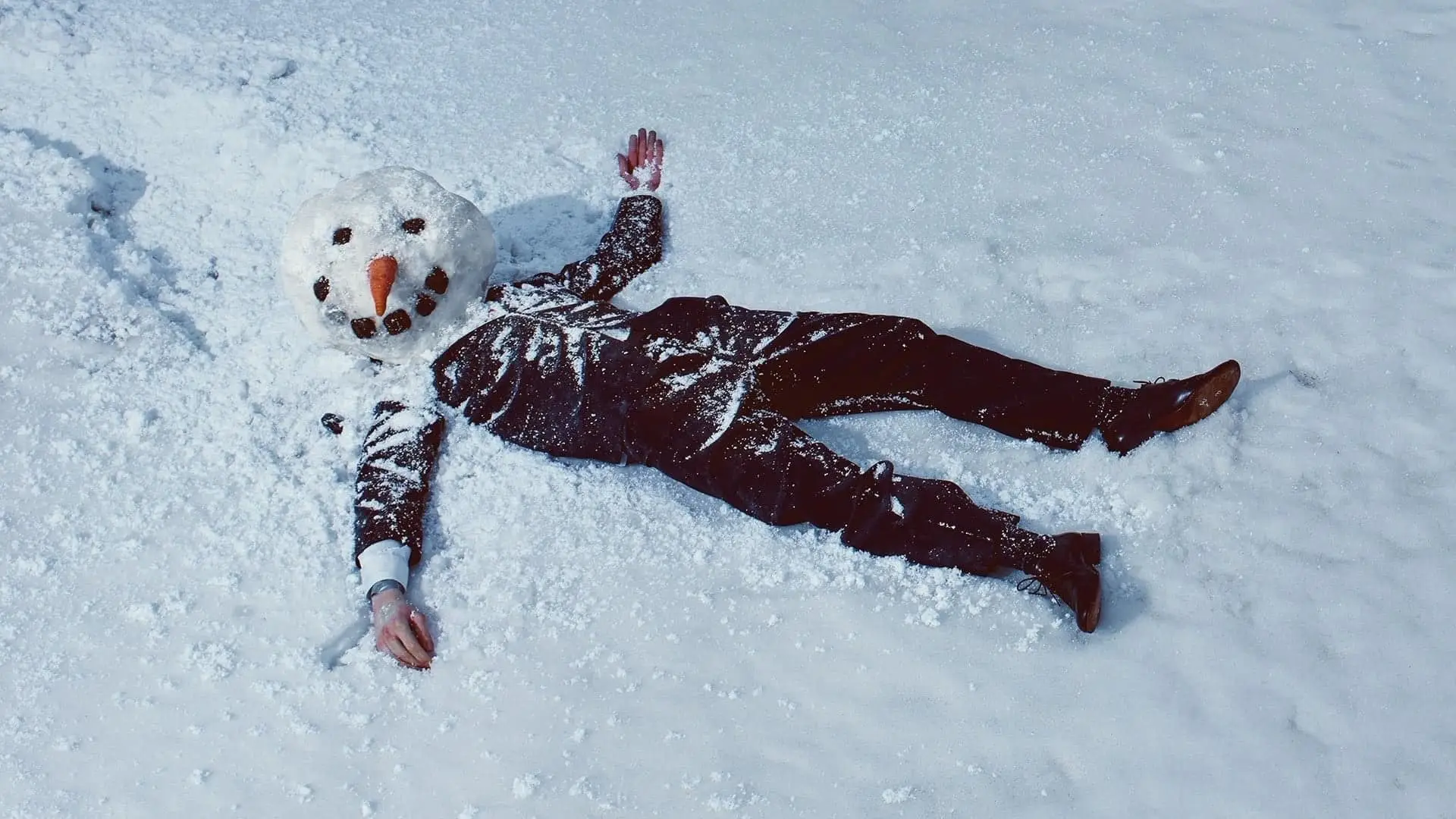 Cuerpo en la nieve con una cabeza de muñeco de la serie de suspense Fargo que puedes disfrutar en Prime Video Cuerpo en la nieve con una cabeza de muñeco de la serie de suspense Fargo que puedes disfrutar en Prime Video