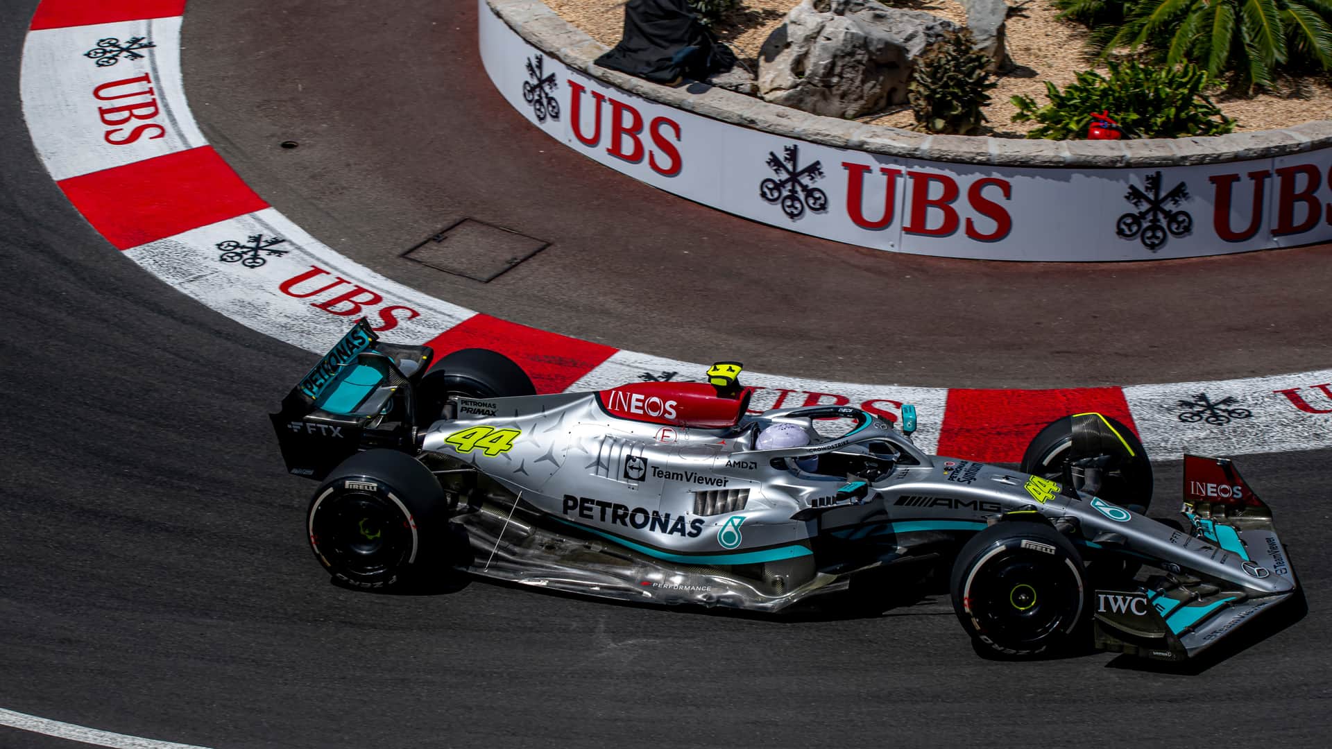 Curva con un coche de formula 1 en uno de los circuitos de la competicion
