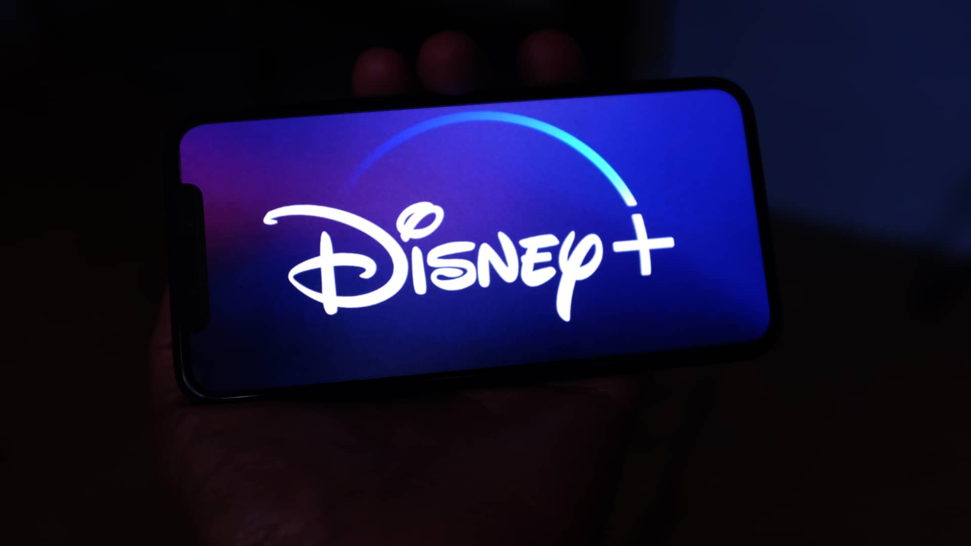 Pantalla de un telefono móvil con el logotipo de Disney Plus para representar que no se puede tener el servicio gratis Pantalla de un telefono móvil con el logotipo de Disney Plus para representar que no se puede tener el servicio gratis