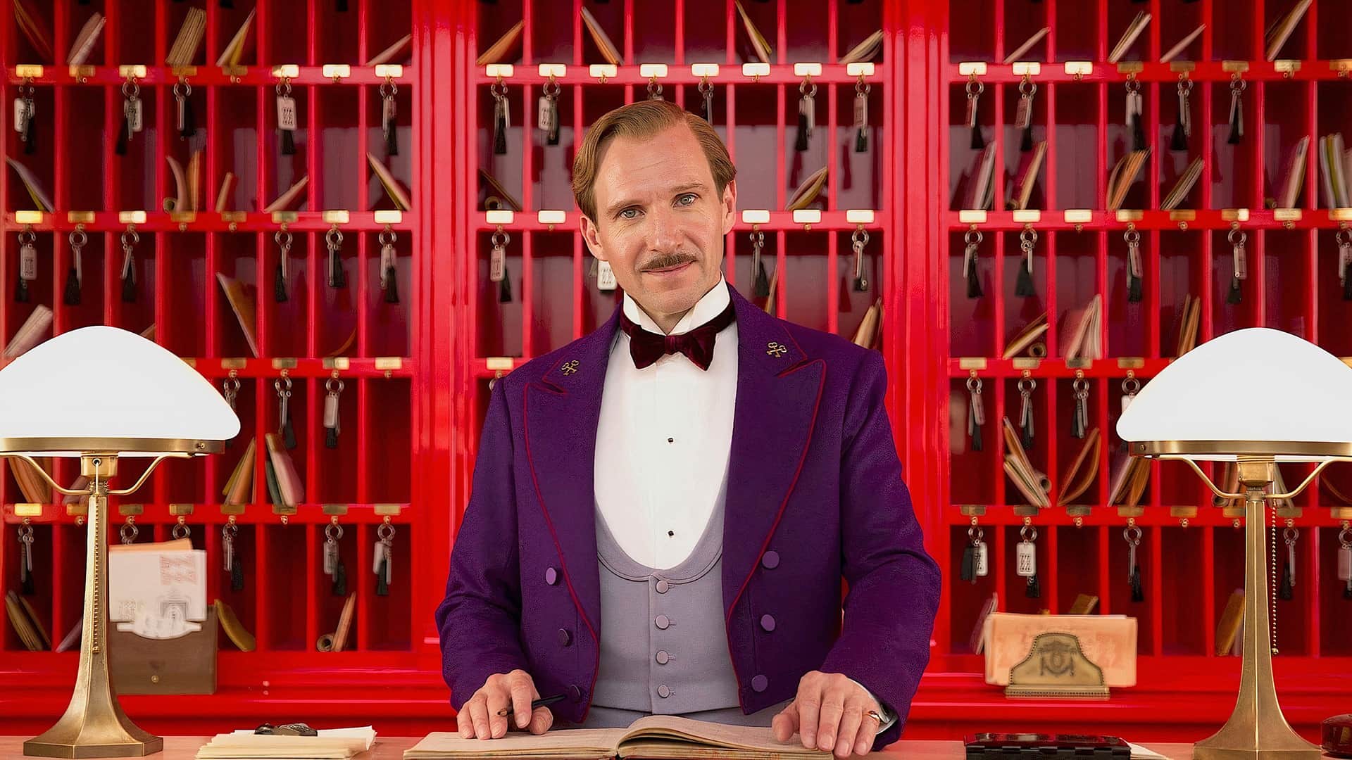 Conserje de El Gran Hotel Budapest en la recepción que es una de las peliculas que ofrece Diseny Plus Conserje de El Gran Hotel Budapest en la recepción que es una de las peliculas que ofrece Diseny Plus