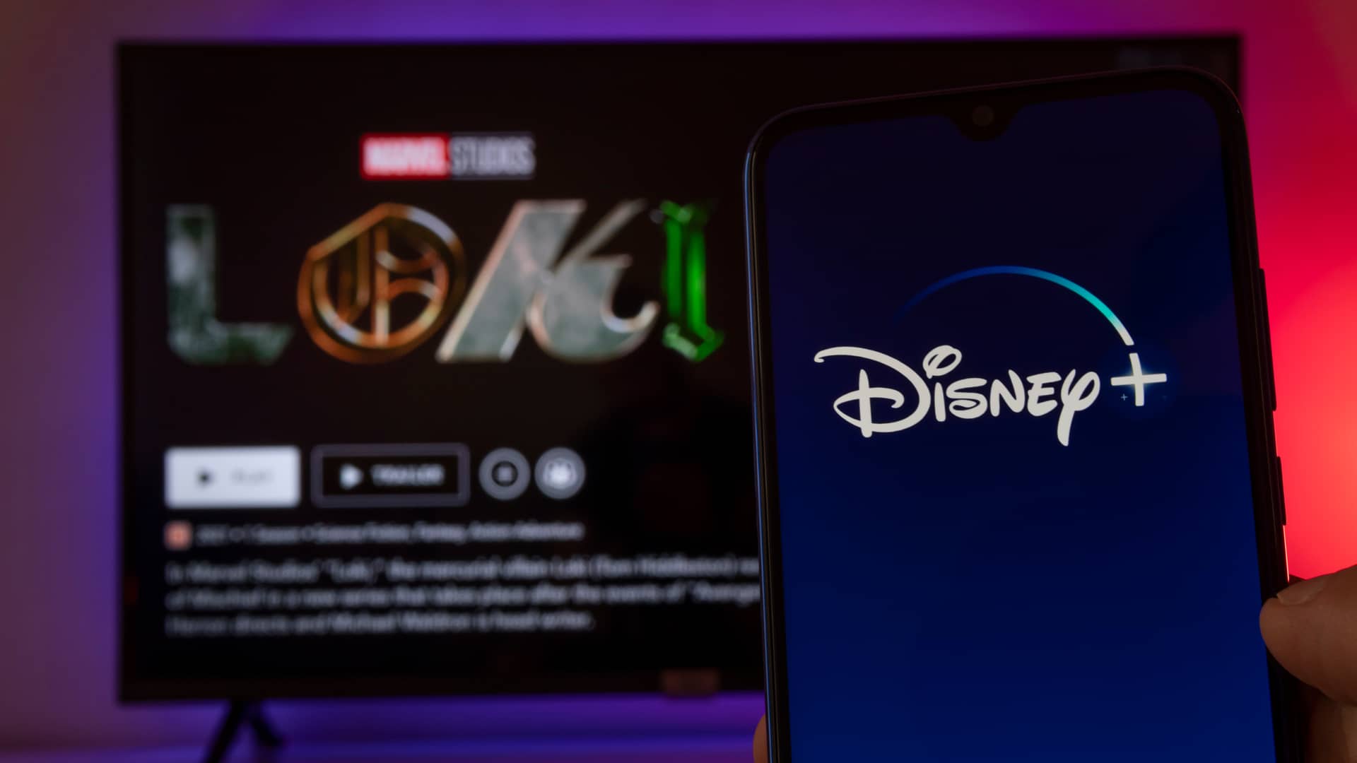 pantalla de movil con el logo de disney plus y detras una television para ver una de las series de esta plataforma pantalla de movil con el logo de disney plus y detras una television para ver una de las series de esta plataforma