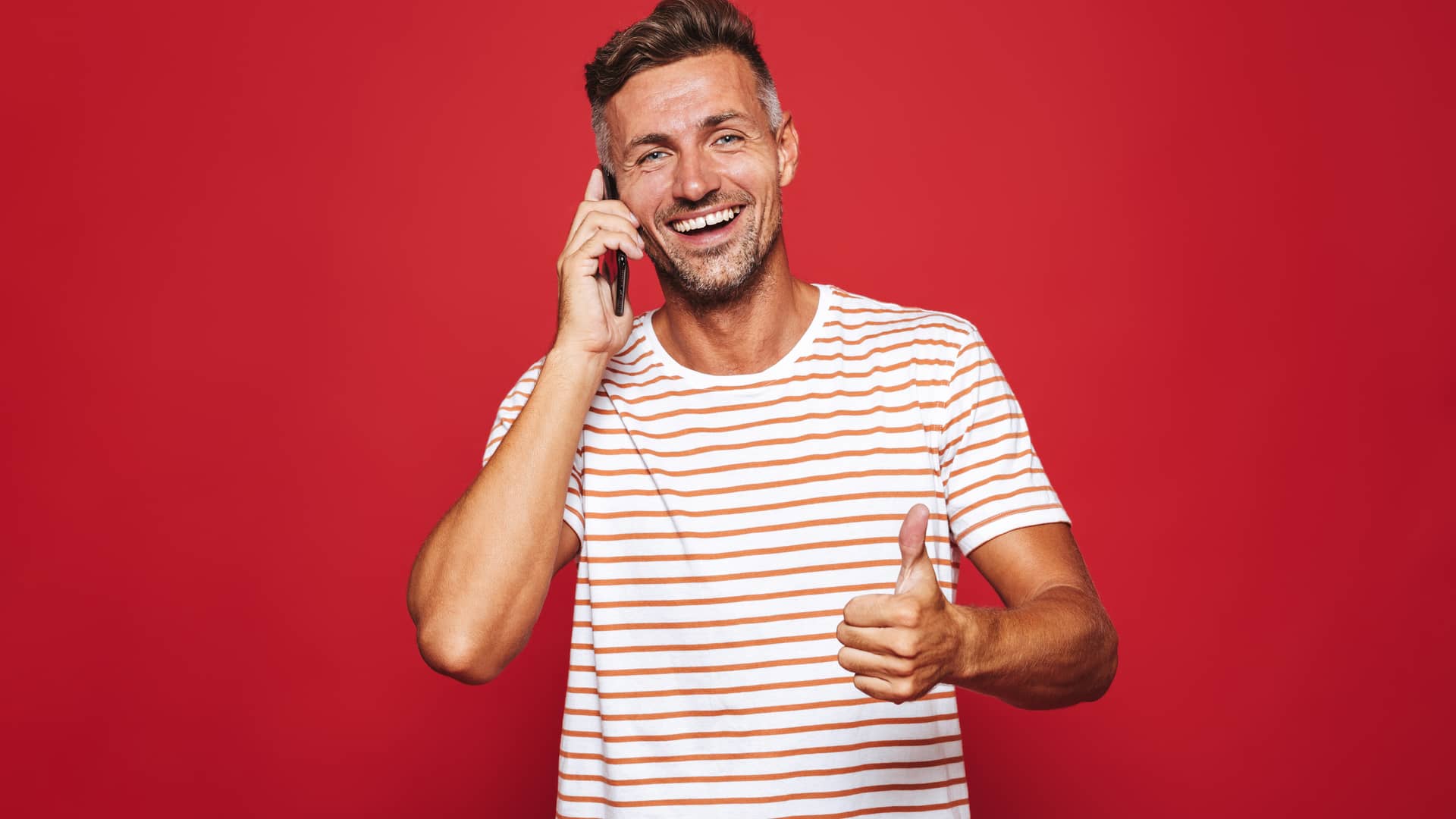 hombre adulto llamando por telefono al numero de atencion al cliente de netflix