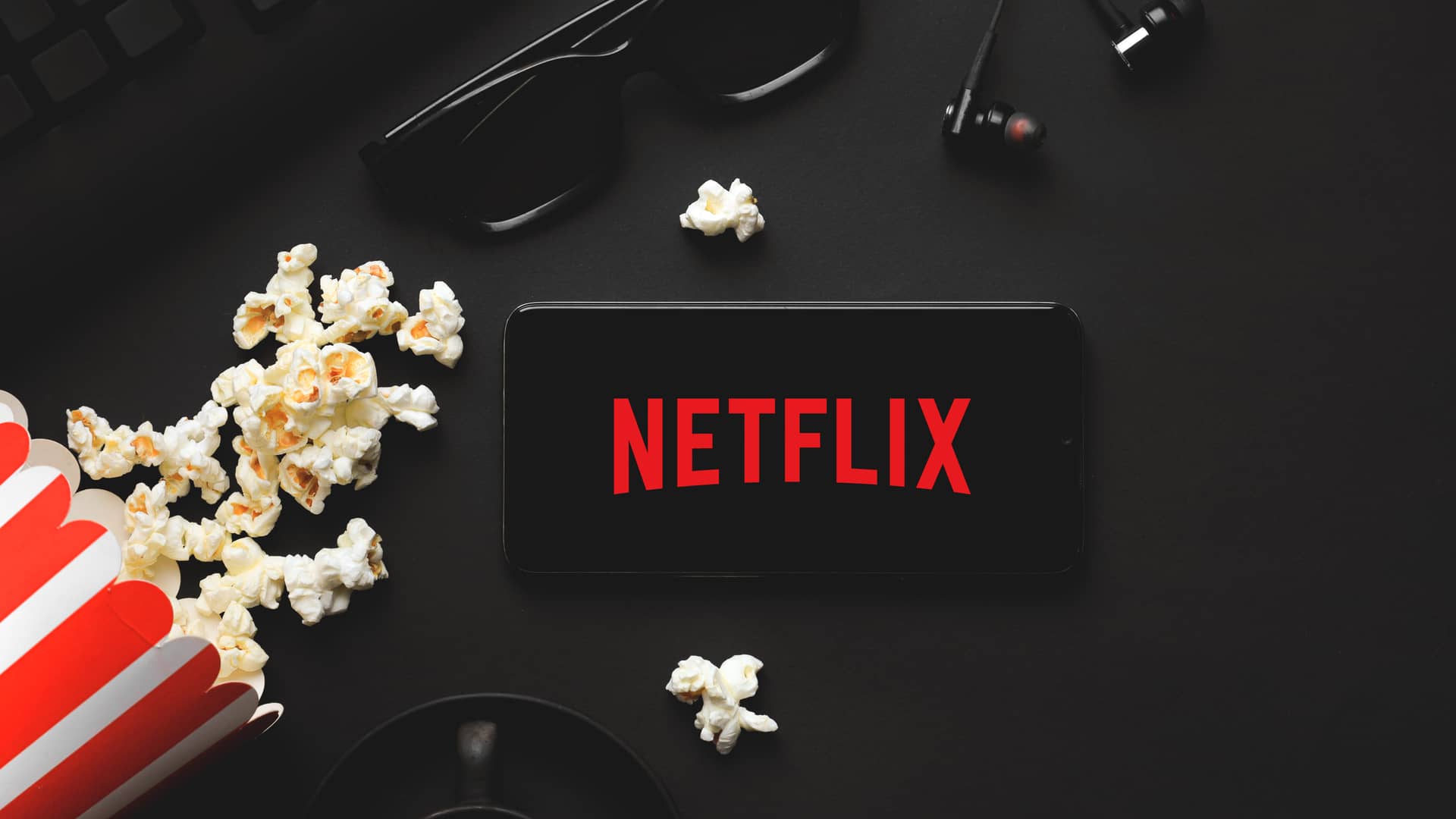 pantalla de movil con el logotipo de netflix en una mesa con palomitas y gafas 3d para representar las ofertas de la plataforma pantalla de movil con el logotipo de netflix en una mesa con palomitas y gafas 3d para representar las ofertas de la plataforma