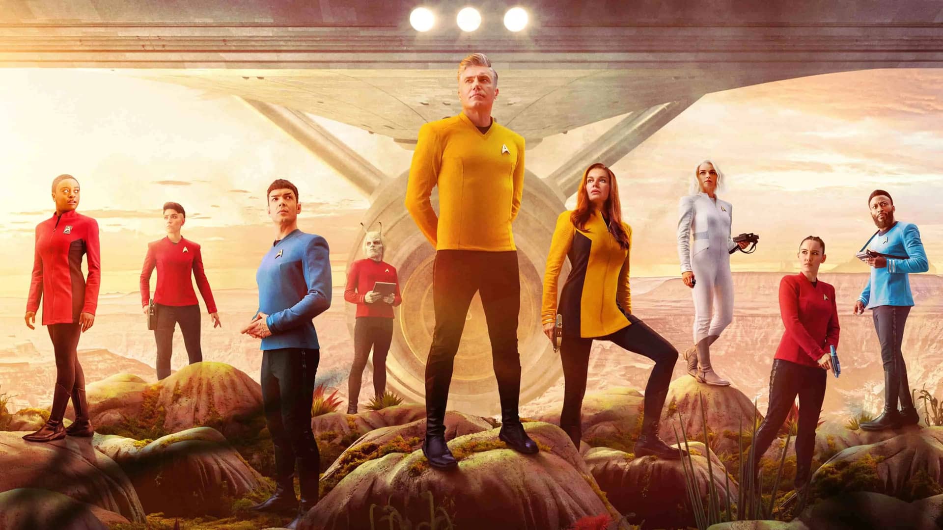 Imagen promocional de la serie Stark Trek Strange New Words con sus personajes delante de una nave Imagen promocional de la serie Stark Trek Strange New Words con sus personajes delante de una nave